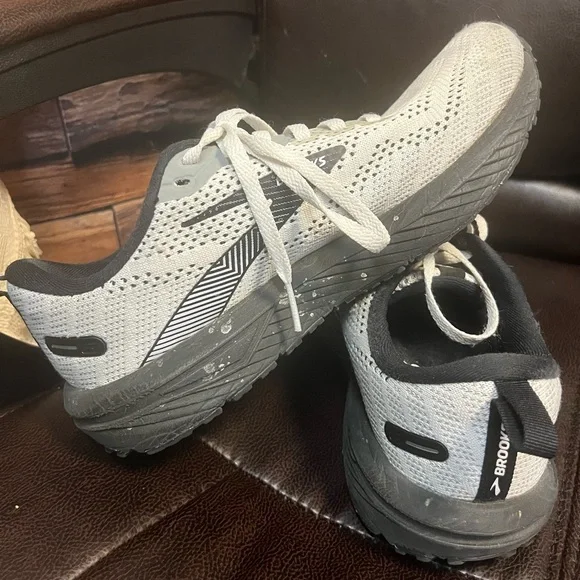 Brooks Revel 6 Black and White Running Shoes